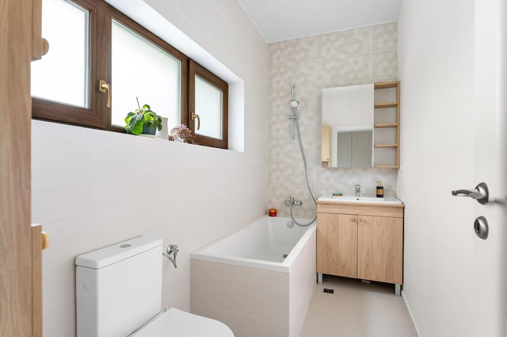 belle-occupation-de-la-salle-de-bain-avec-baignoire