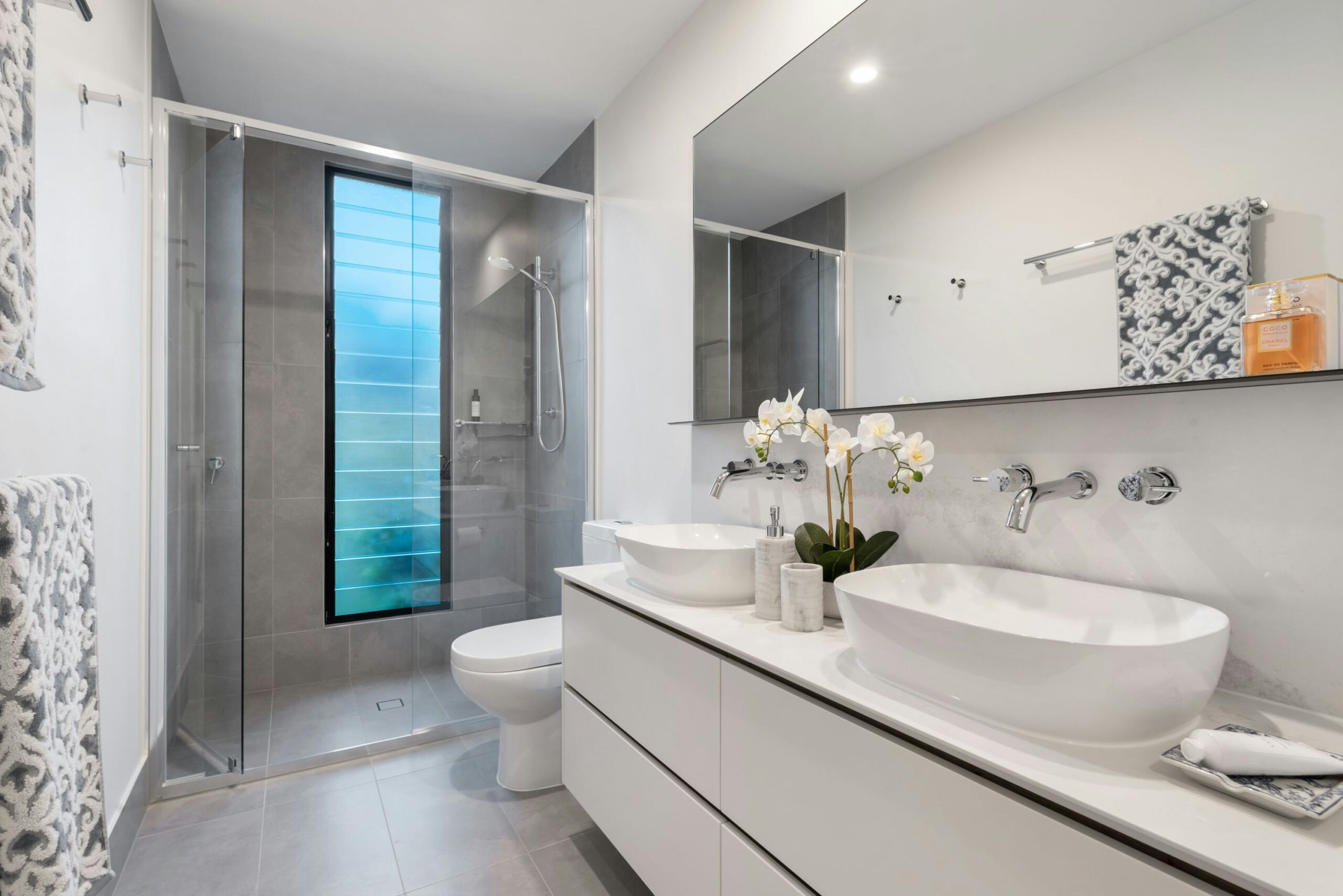 belle-salle-de-bain-très-bien-éclairée