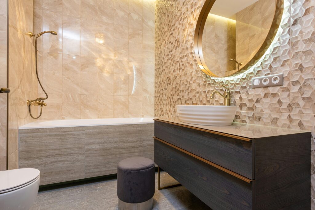 douche-avec-accessoires-et-baignoire