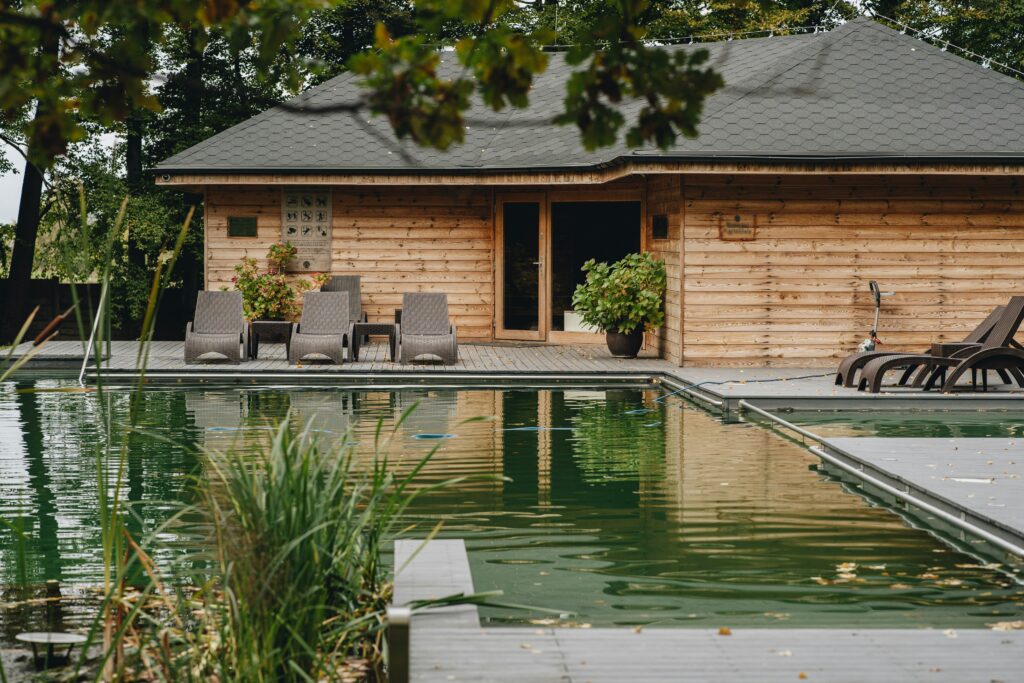 piscine-avec-batiment-en-bois-à-coté