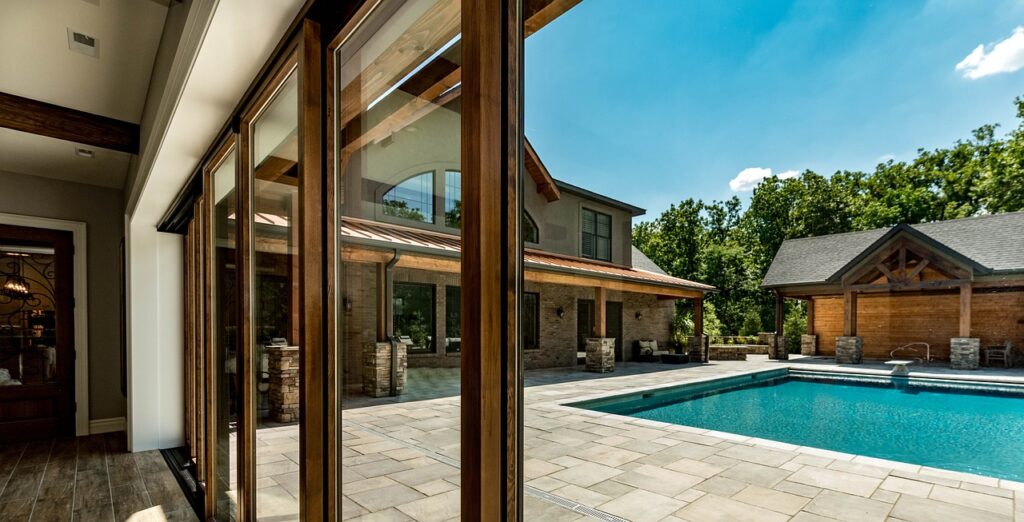 pool-house-avec-la-maison-en-bois