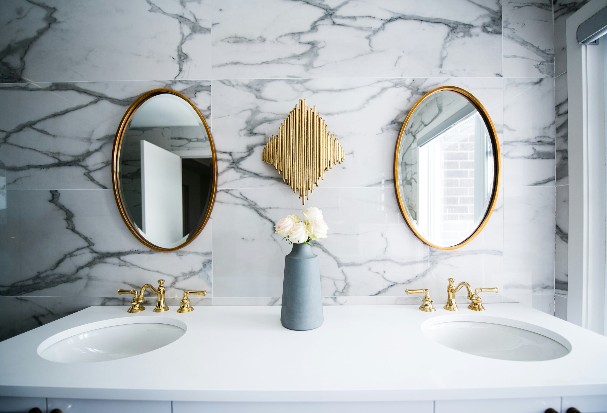 salle-de-bain-avec-mur-carrelé-et-mirroir