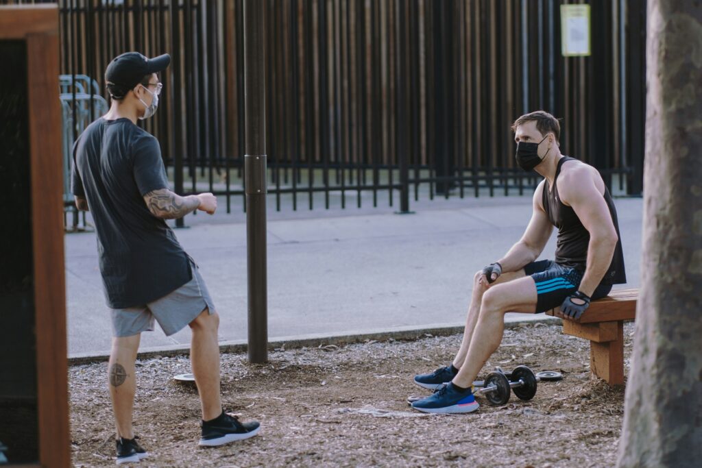 un-jeune-homme-prend-une-pose-sur-un-banc-après-des-exercices-de-triceps-dips