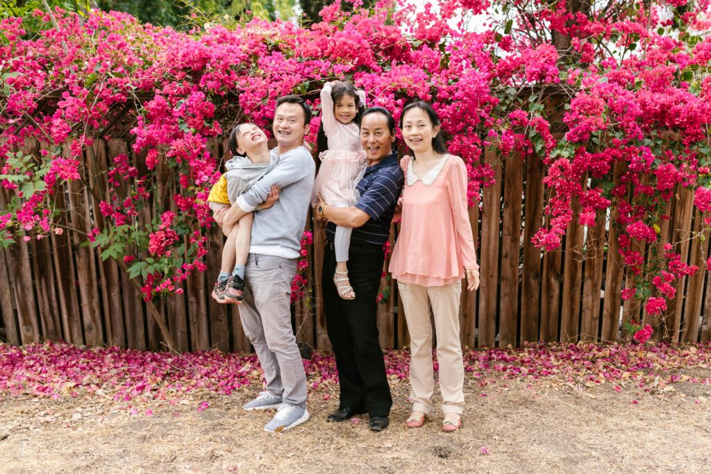 une-famille-souriante-devant-la-cloture-en-bois-de-bougainvillier