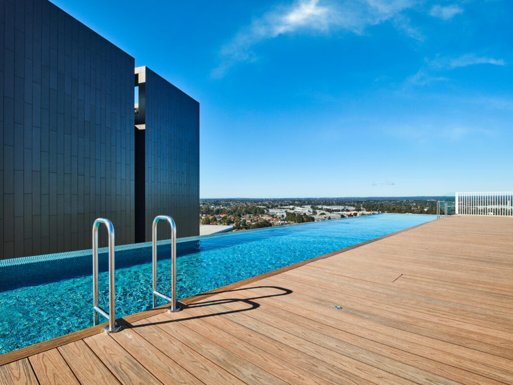 piscine-avec-du-bois-sur-la-terrasse