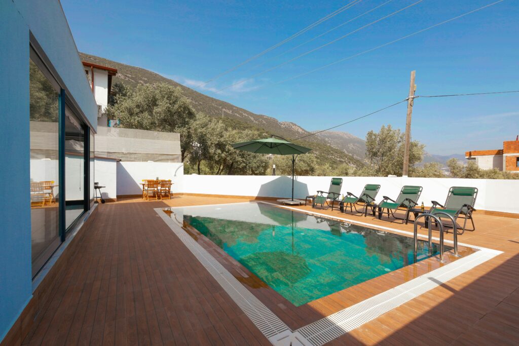 terrasse-avec-des-chaises-autour-de-la-piscine