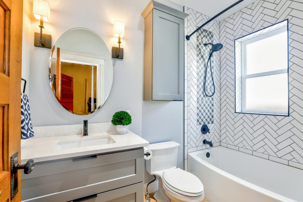 une-petite-salle-de-bain-bien-aménagée